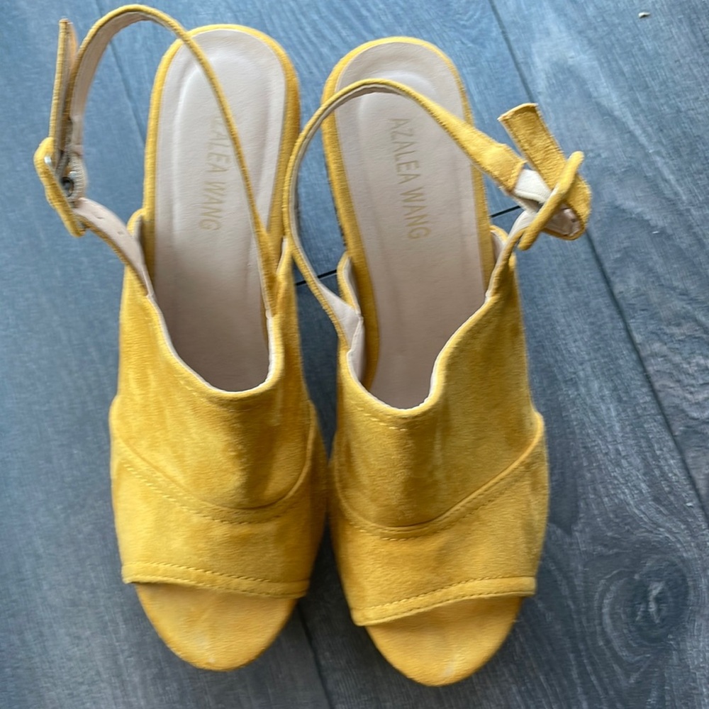 Super cute Azaeila Wang by Akira Summer wedge sandals.